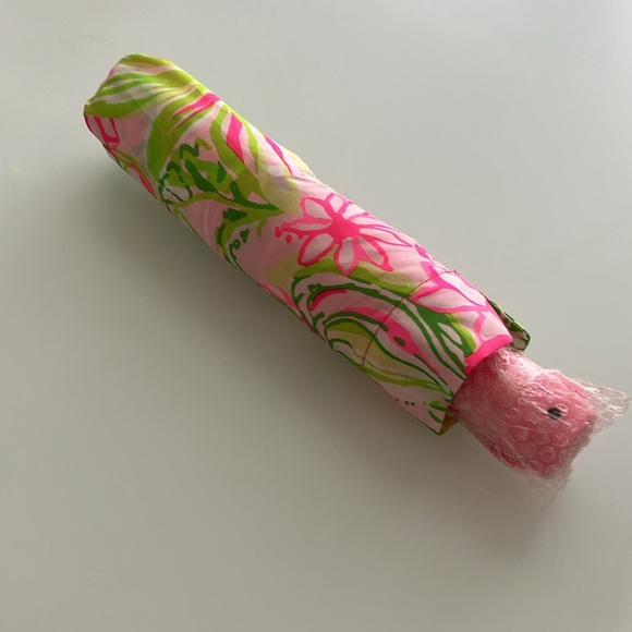 Lily Pulitzer collapsible umbrella with cover. - Picture 3 of 3